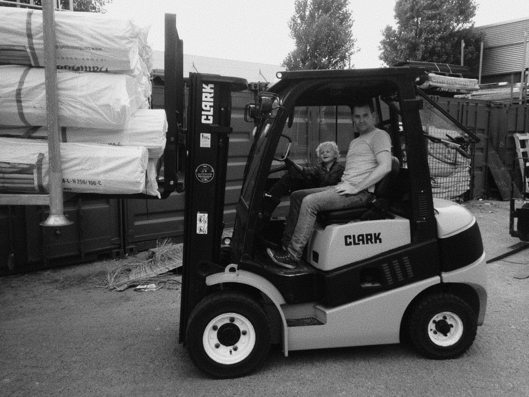 Pim en Sam van der Eng op de heftruck met Bamboematten