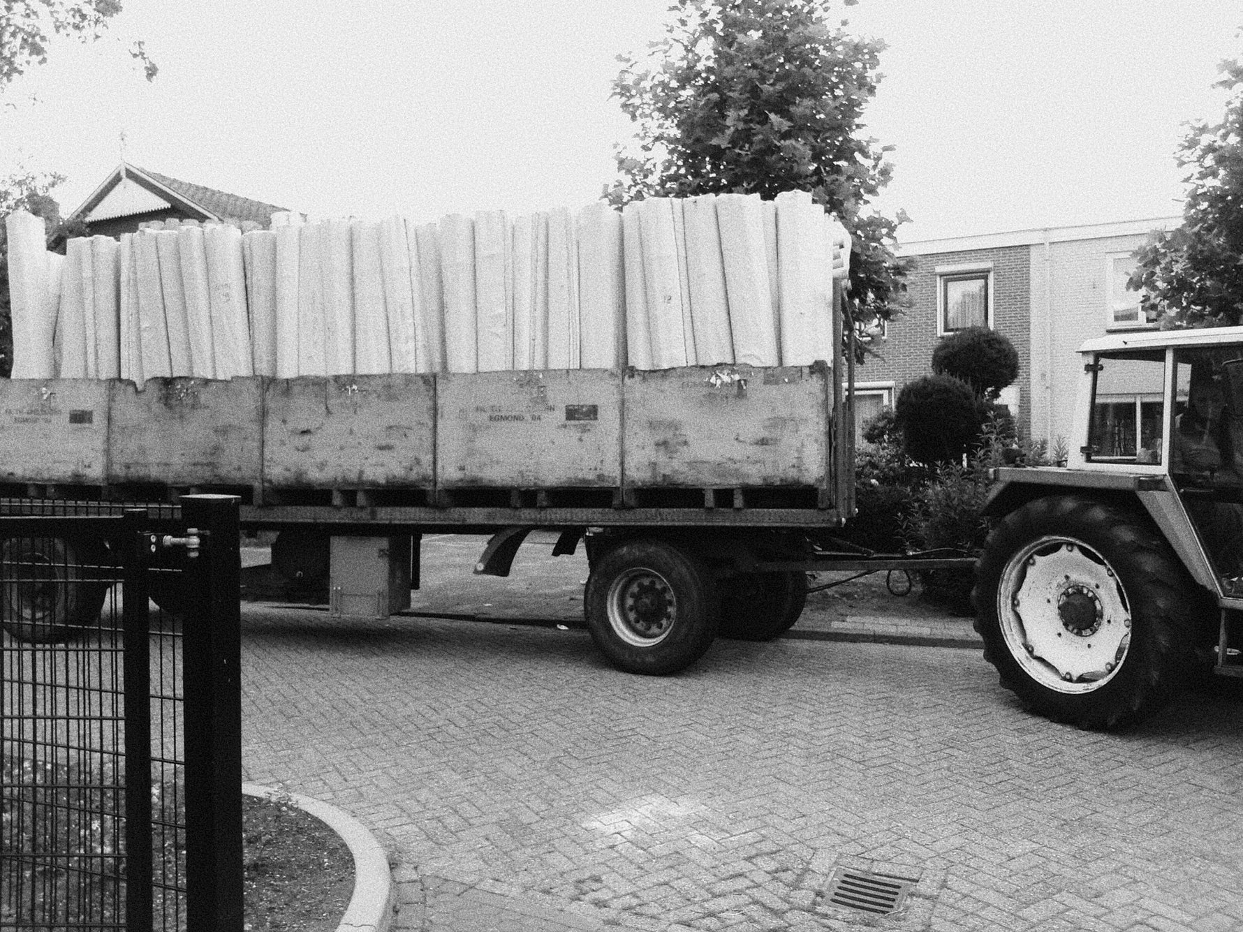 Tractor met bamboepalen