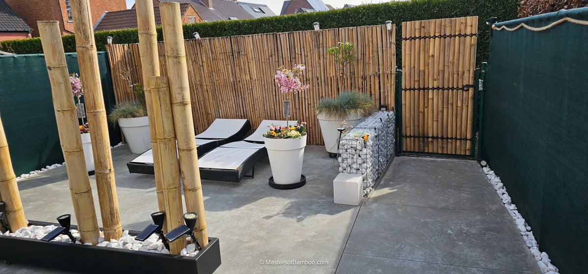 bamboe schutting en palen in tuin