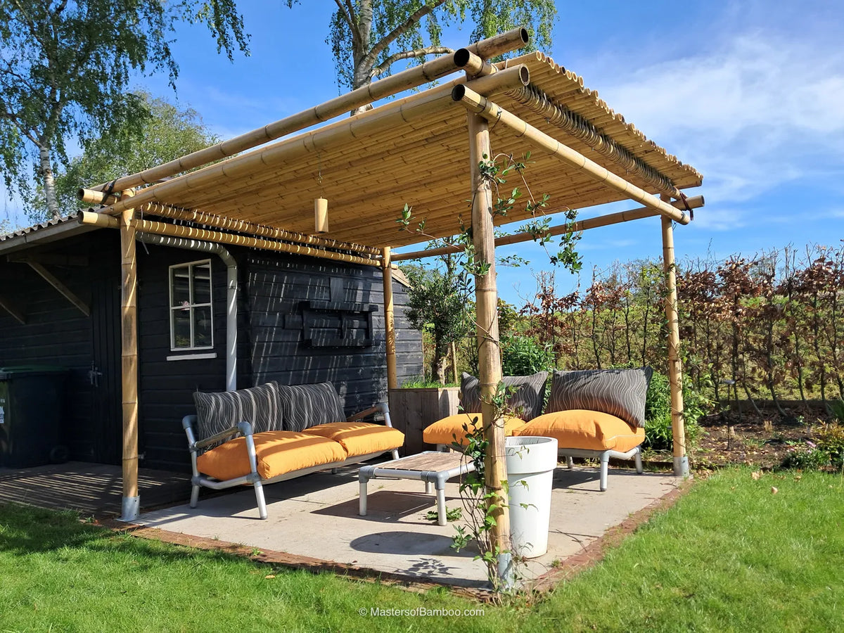 bamboe zithoek met pergola en bamboe dak