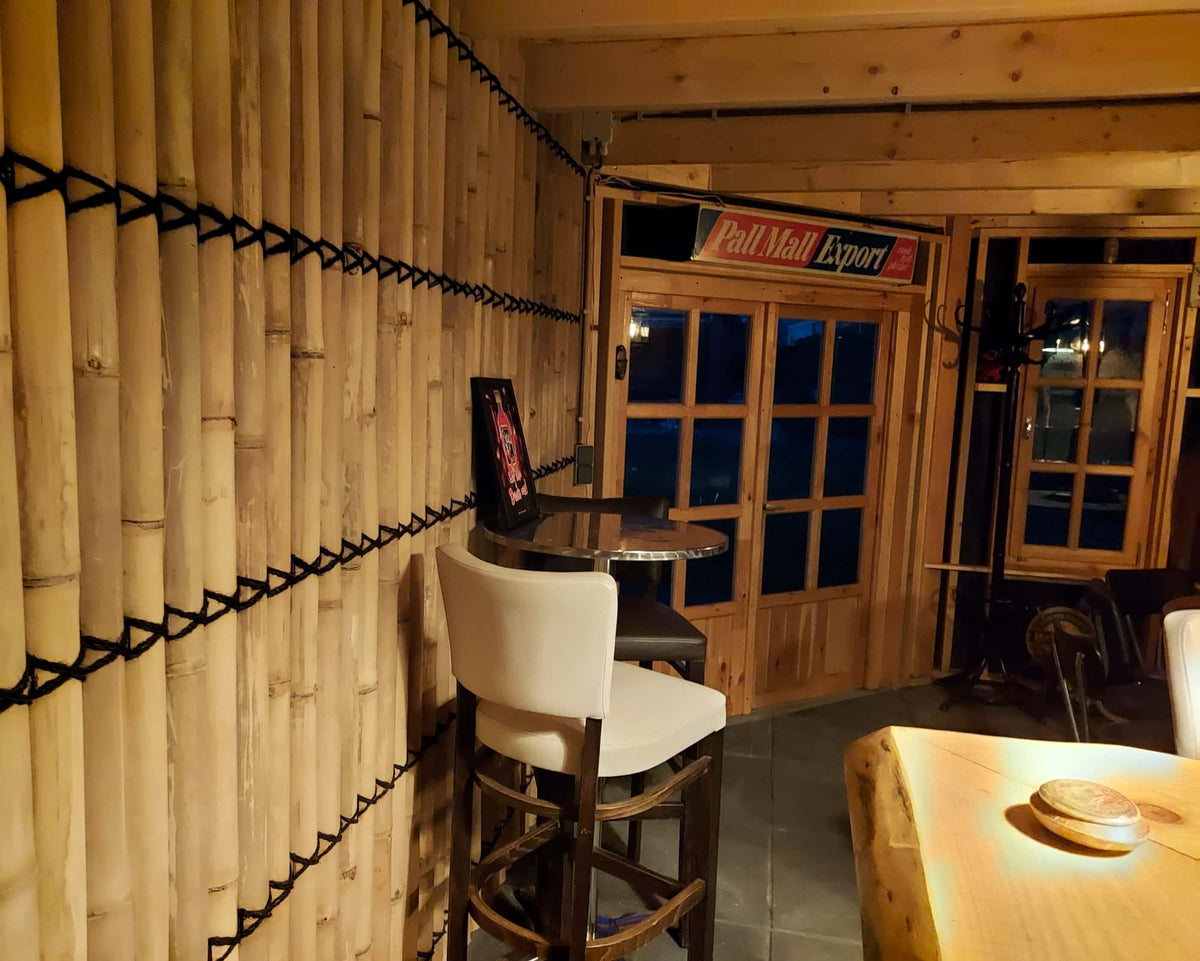 Halfronde bamboe schutting gebruikt als wand decoratieve in tuinhuis en bar
