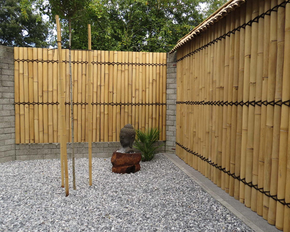 Halfronde bamboe tuinschermen als natuurlijke erfafscheiding in strakke tuin
