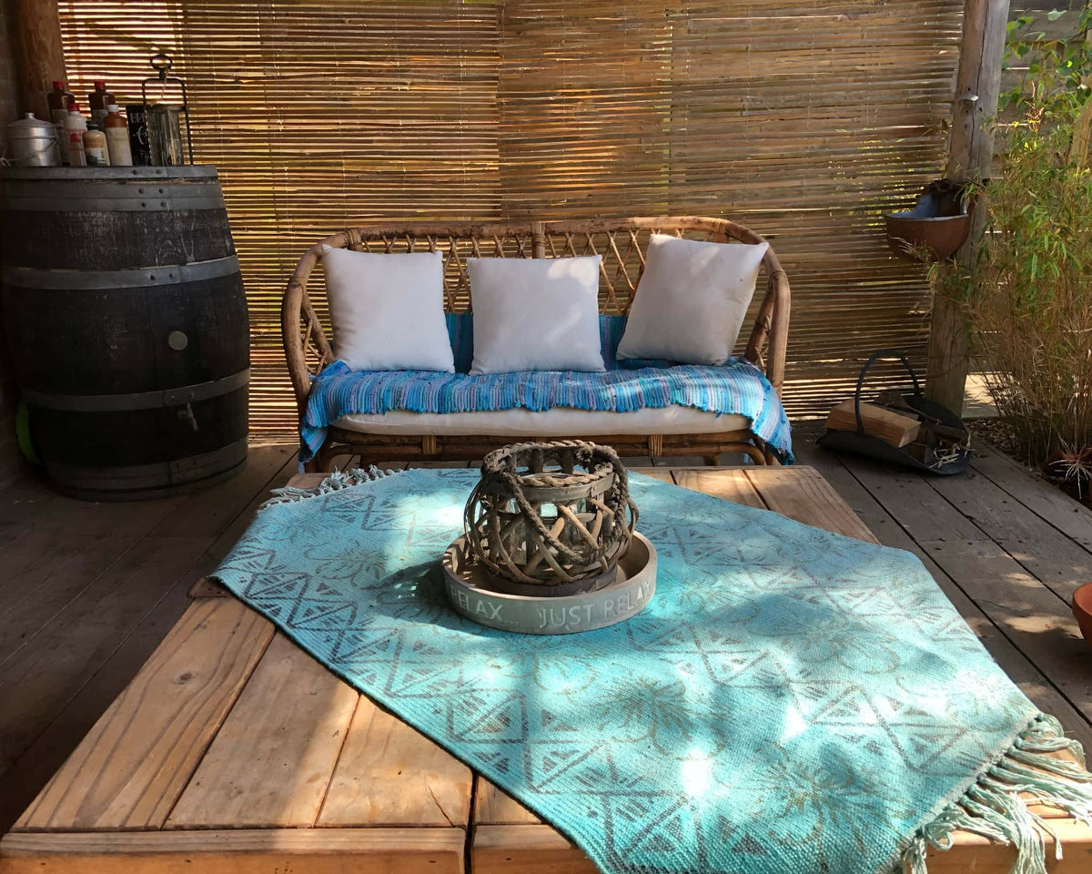 Natuurlijke gespleten bamboematten als aankleding van een gezellige zithoek buiten