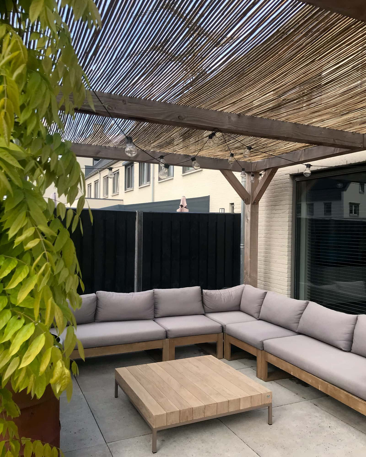 Natuurlijke bamboematten afdak voor veranda, ideaal voor schaduw en zomerse tuinbeleving