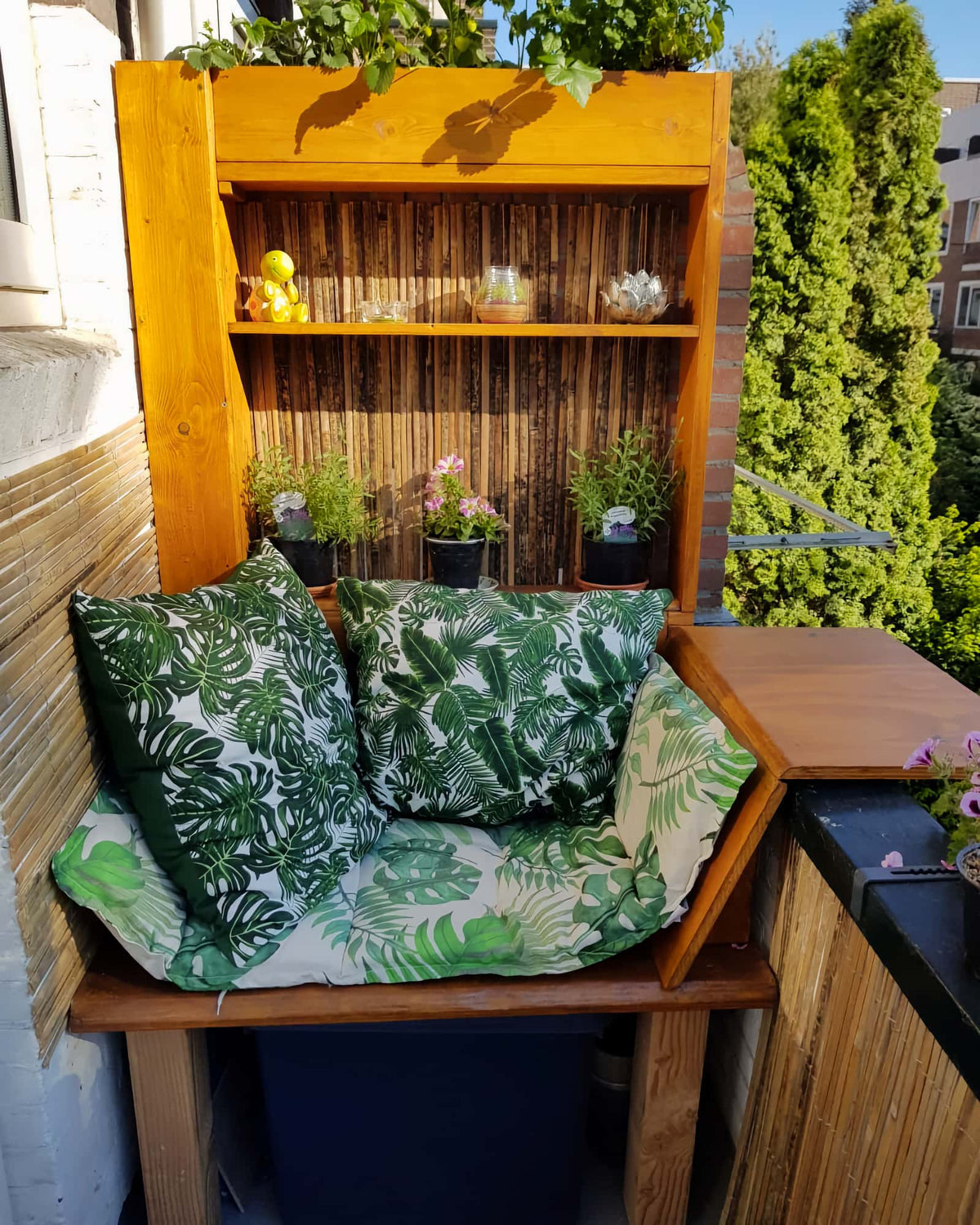 Gespleten bamboematten tegen balkon-hekwerk