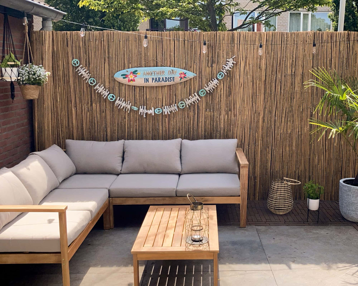 Gespleten bamboematten op rol voor een zomerse sfeer in de achtertuin
