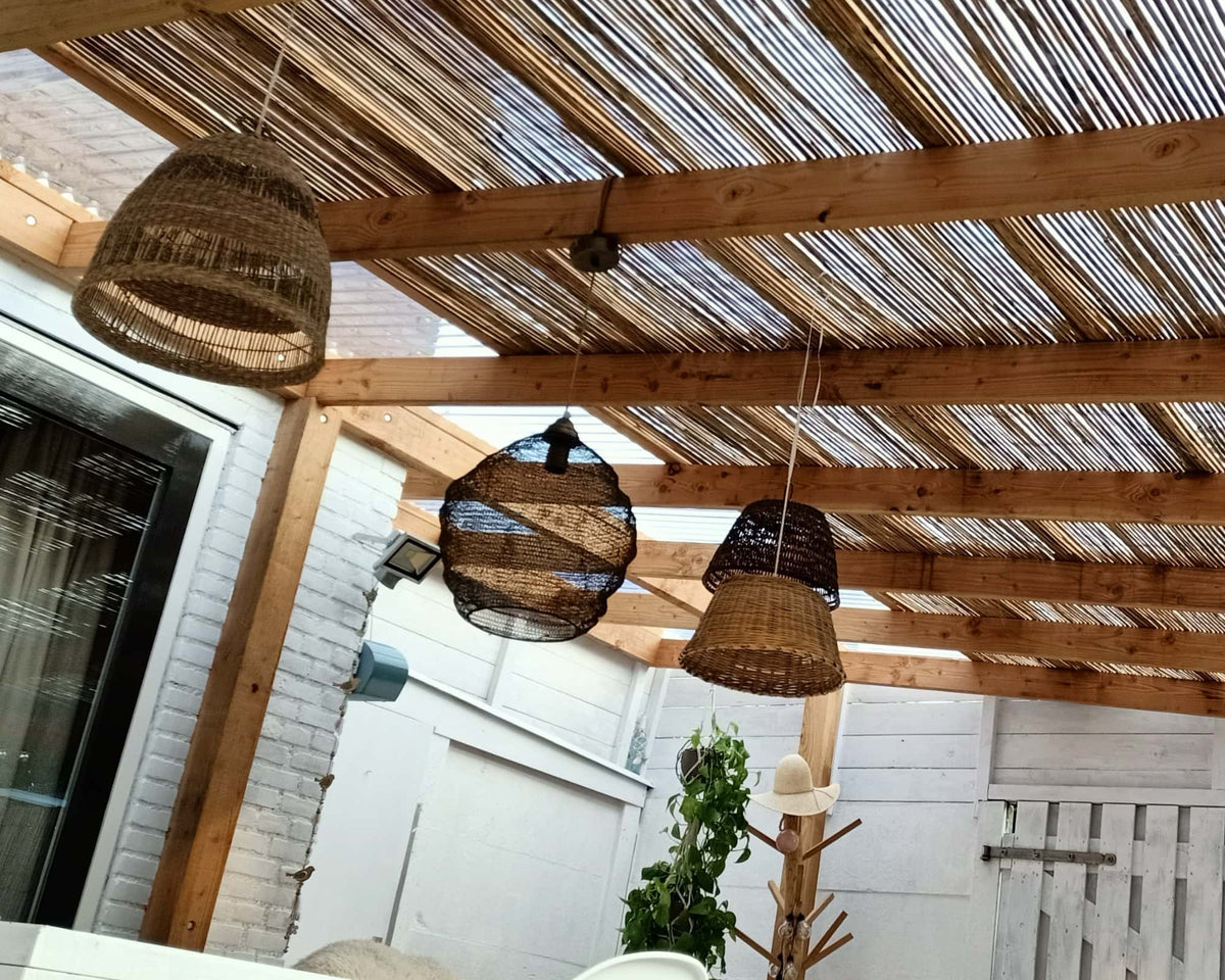 Natuurlijke bamboematten afdak voor veranda, ideaal voor schaduw en zomerse tuinbeleving