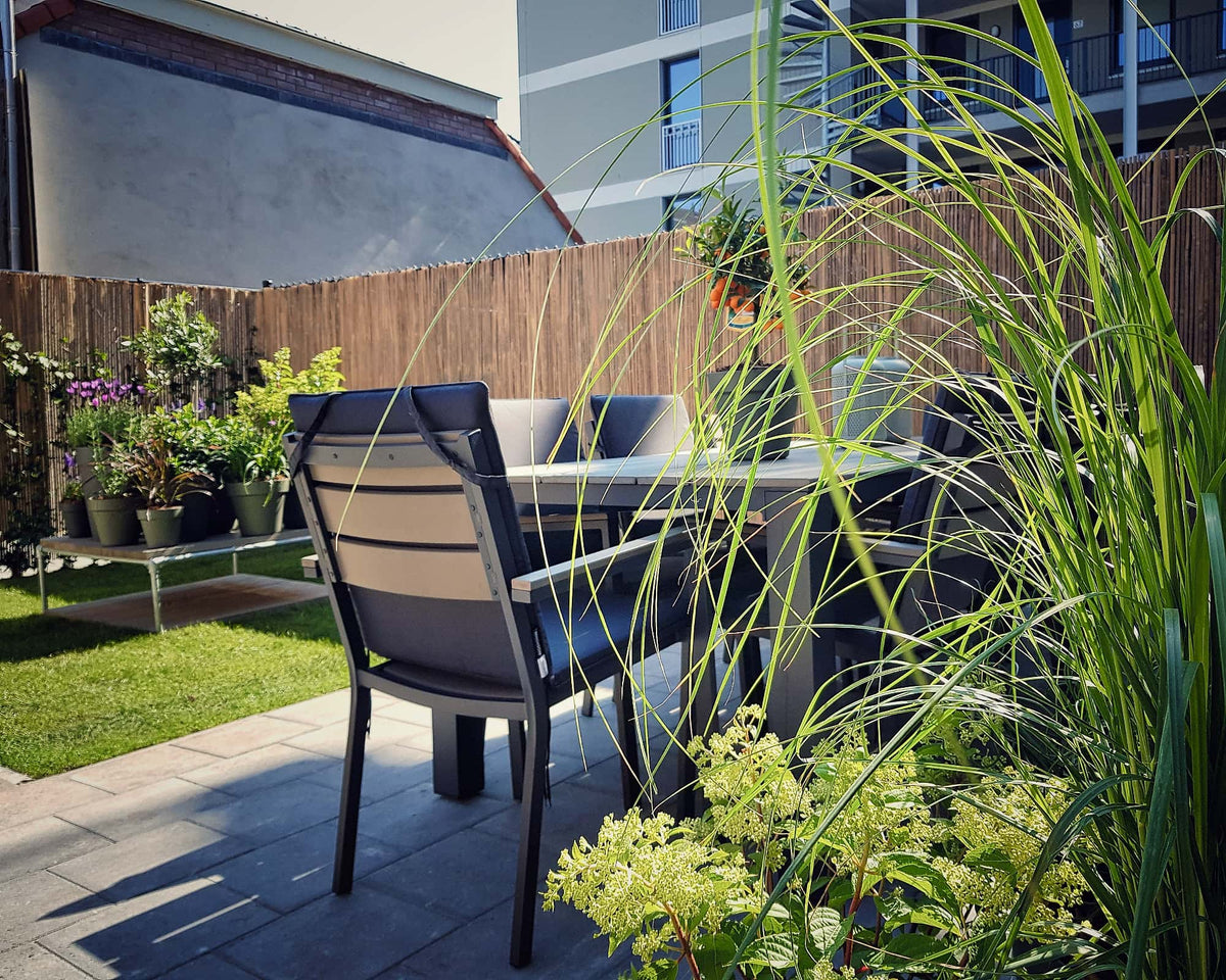 Gespleten bamboemat in moderne strakke tuin