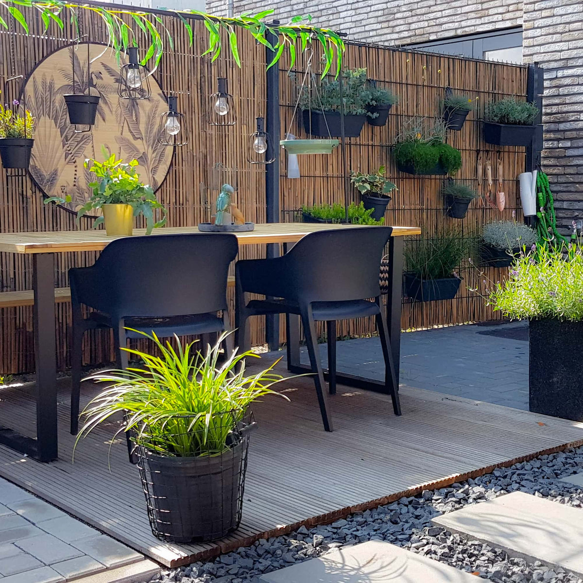 Gespleten bamboematten bevestigd tegen gaaspanelen als natuurlijke tuinafscheiding