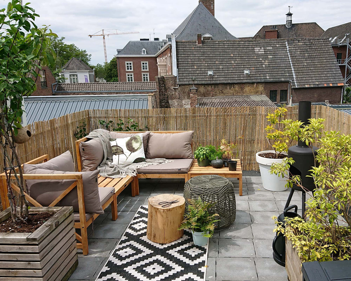 Gespleten bamboematten op rol als stijlvolle bekleding voor balkonhekwerk