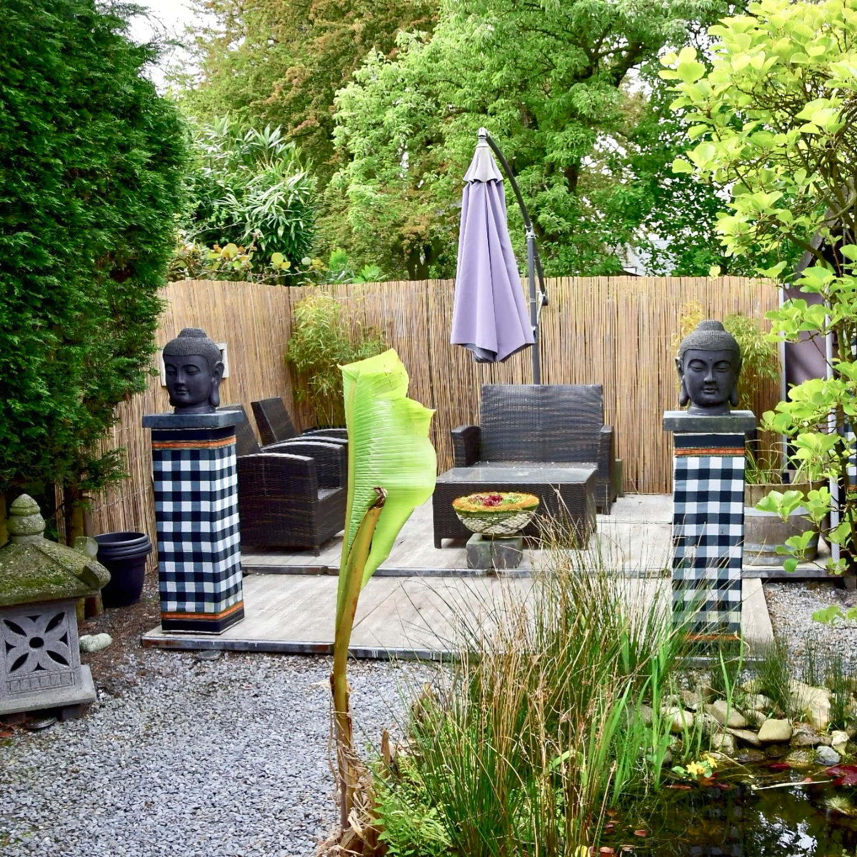 Gespleten bamboematten op rol als natuurlijke tuinafscheiding