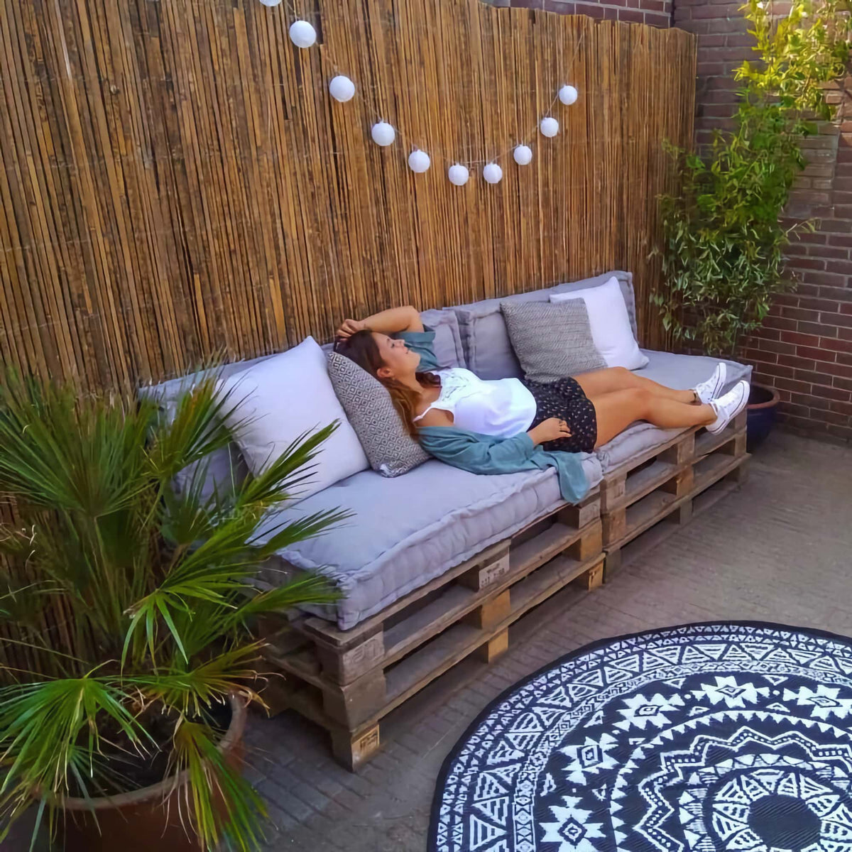 Bamboematten op rol als decoratieve wandbekleding voor tuin en terras
