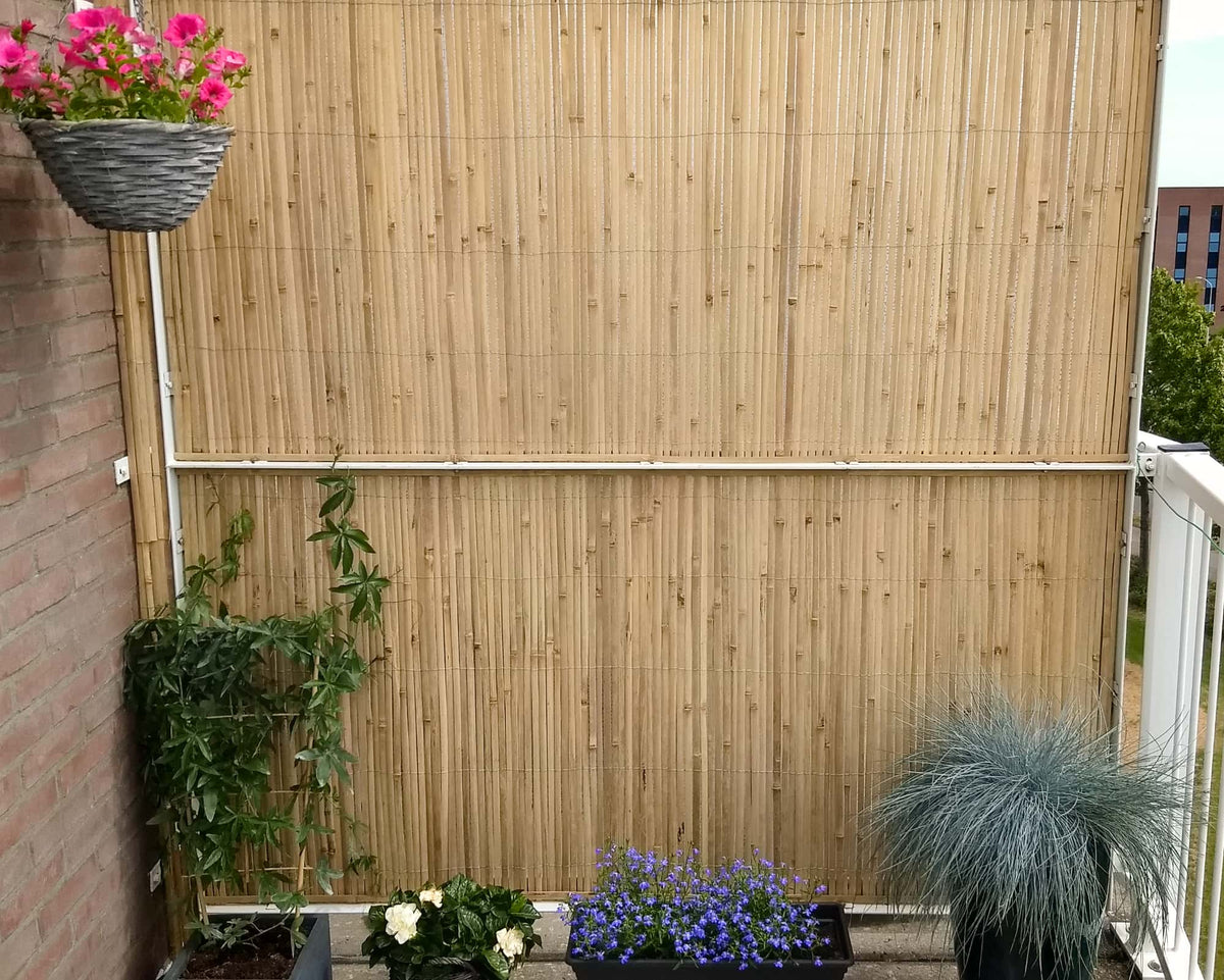 Natuurlijke gespleten bamboematten als stijlvolle balustrade bekleding voor privacy
