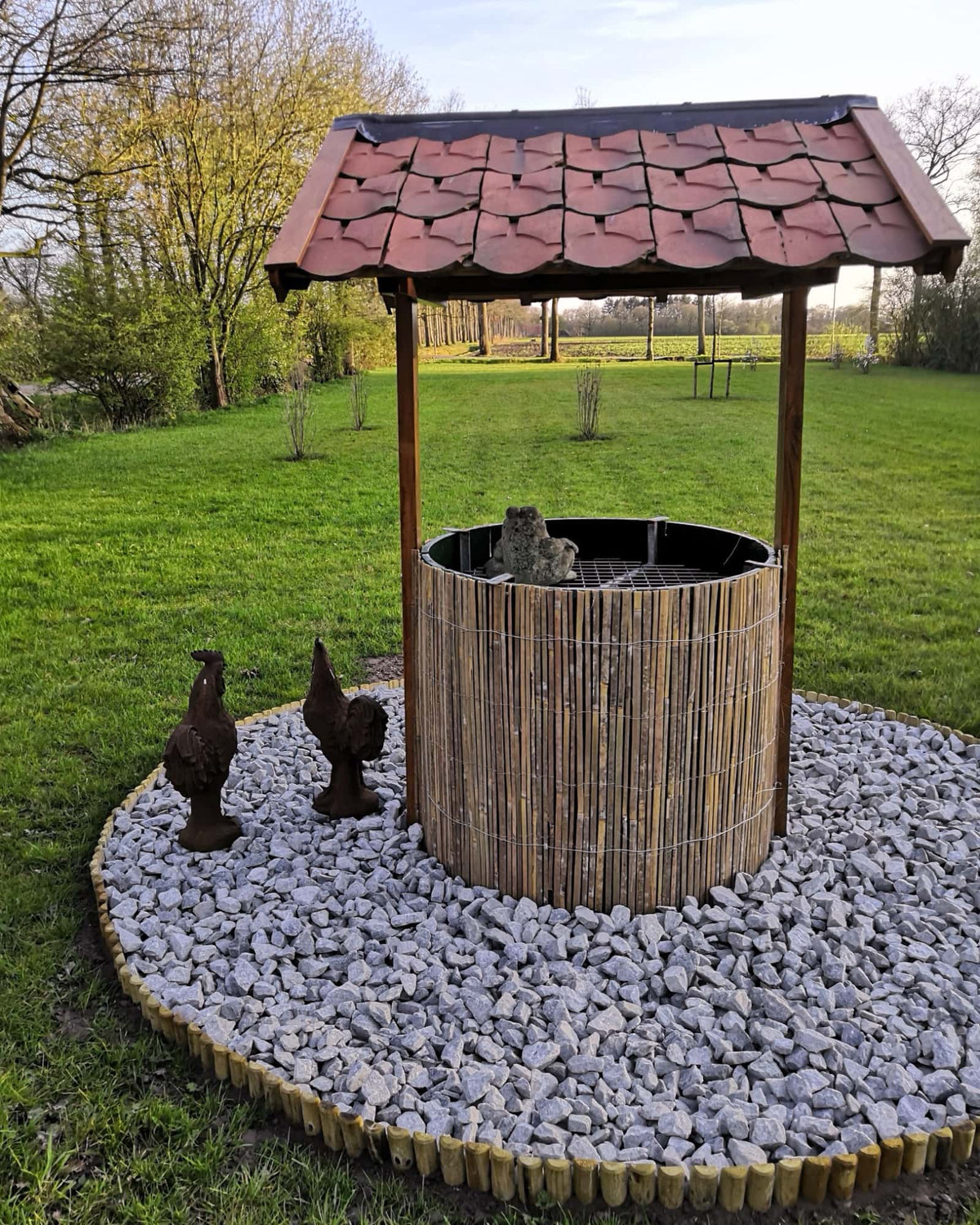 Bamboematten op rol gebruikt als flexibele tuinafscheiding en aankleding