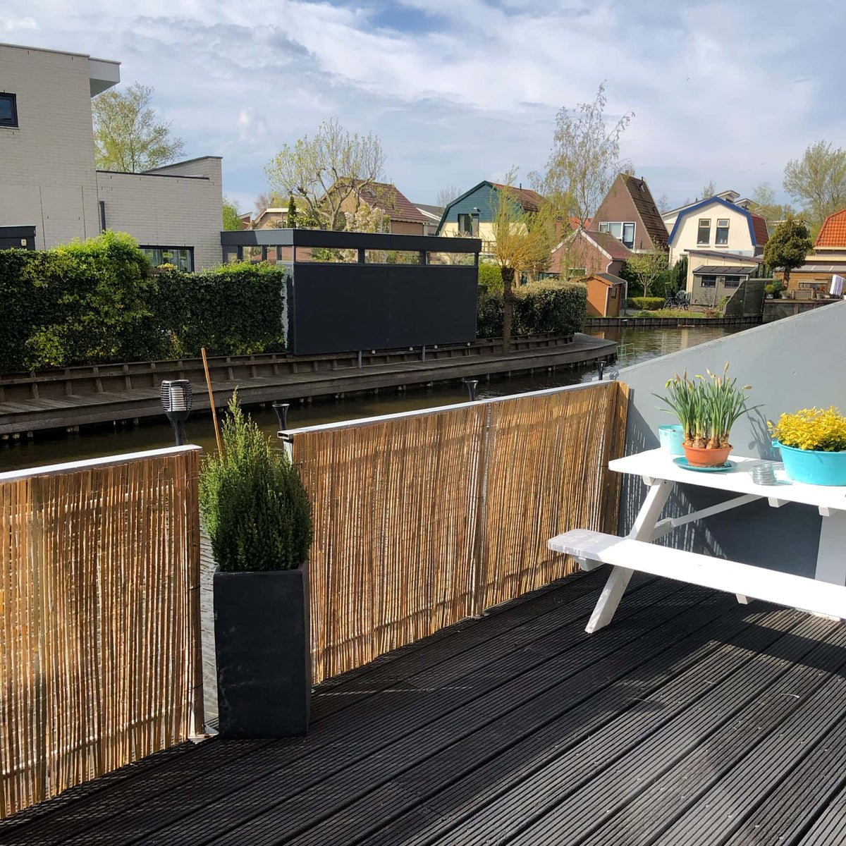 Bamboematten op rol toegepast als bekleding voor balustrade in tuin of terras