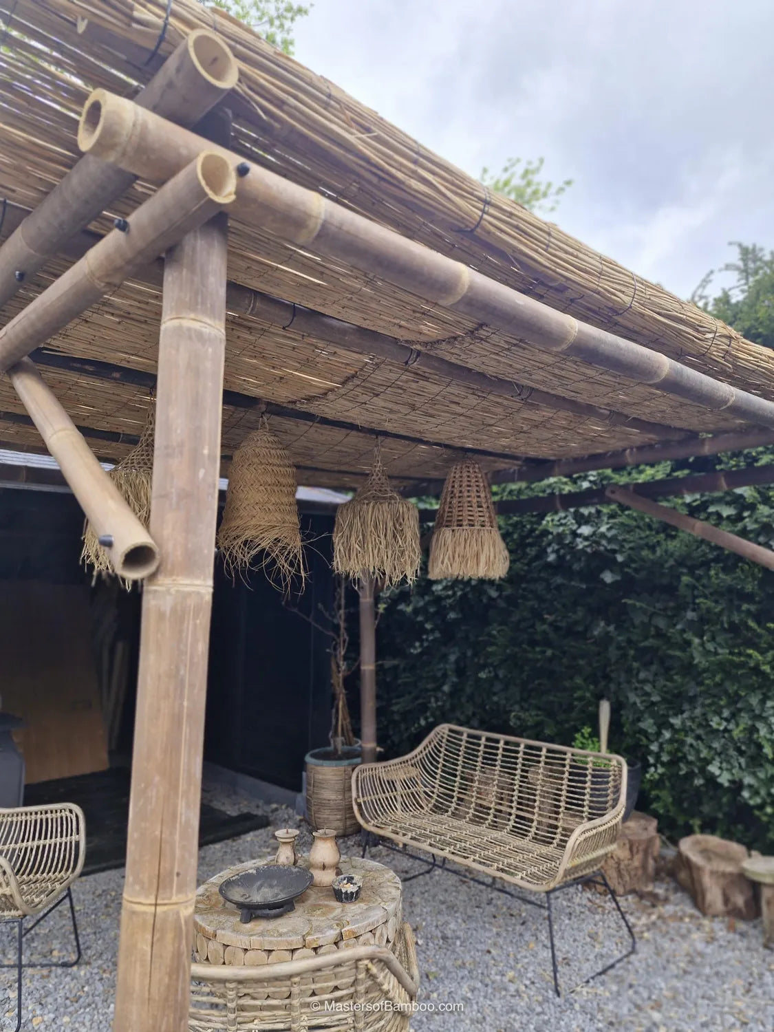 Java pergola met rietmatten als dak
