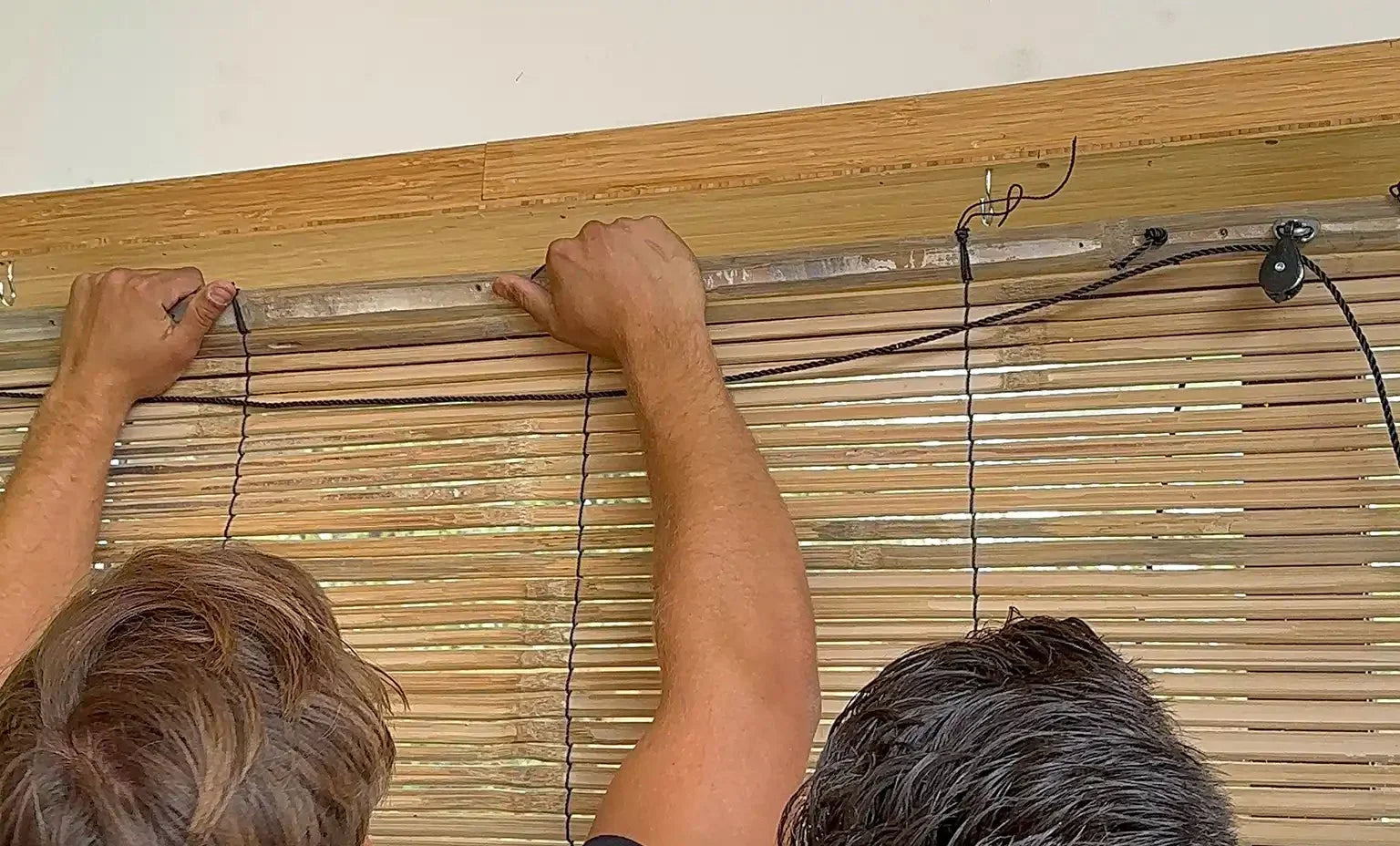 Ophangen en op maat maken van een bamboe rolgordijn