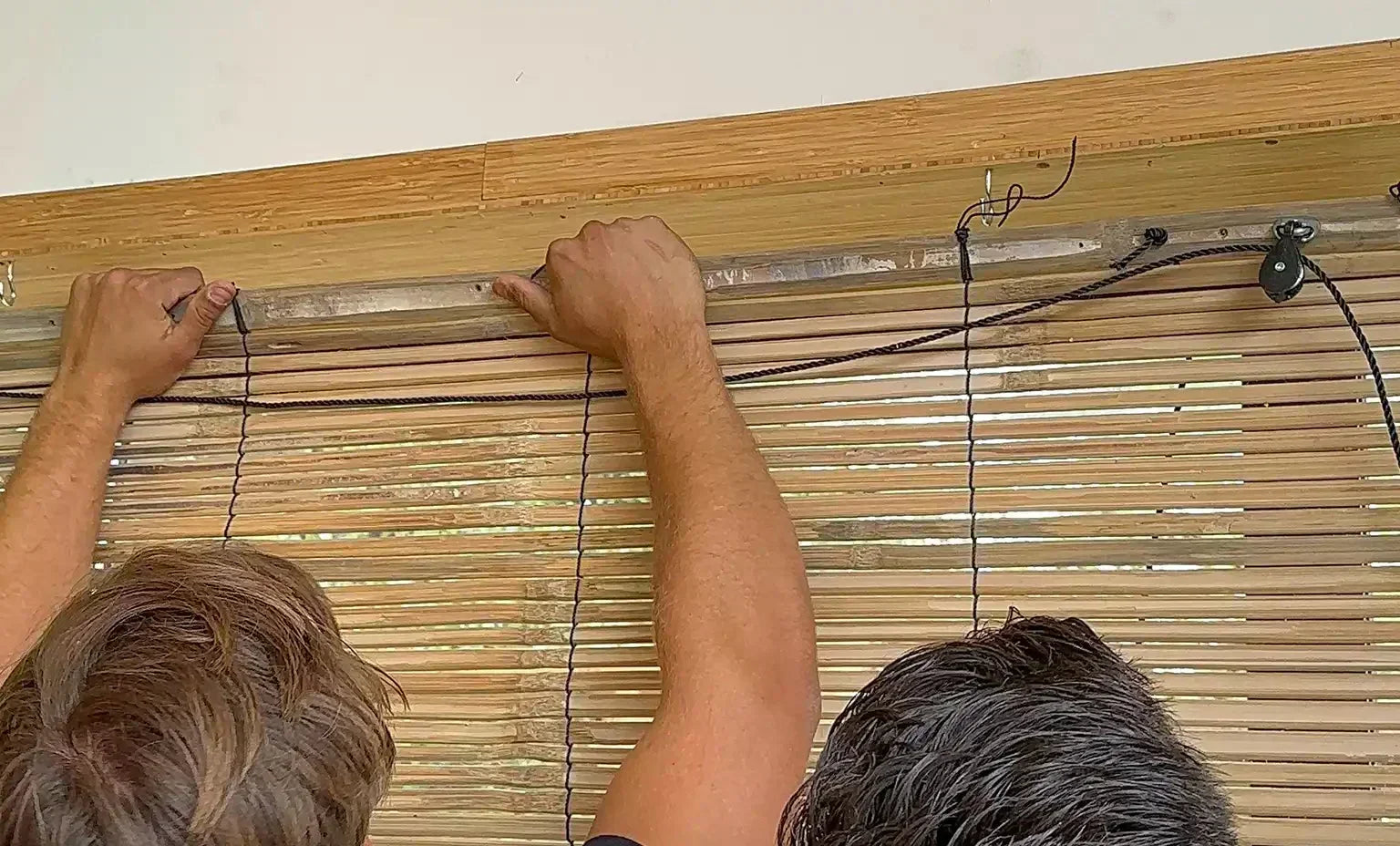 Ophangen en op maat maken van een bamboe rolgordijn
