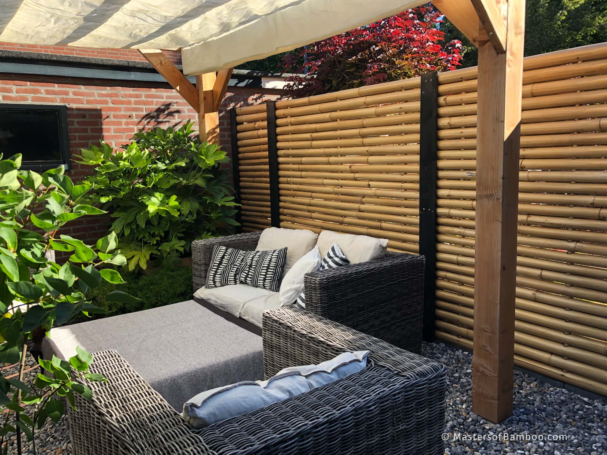 Voorbeeld bamboe schutting 180 cm hoog in Nederlandse tuin