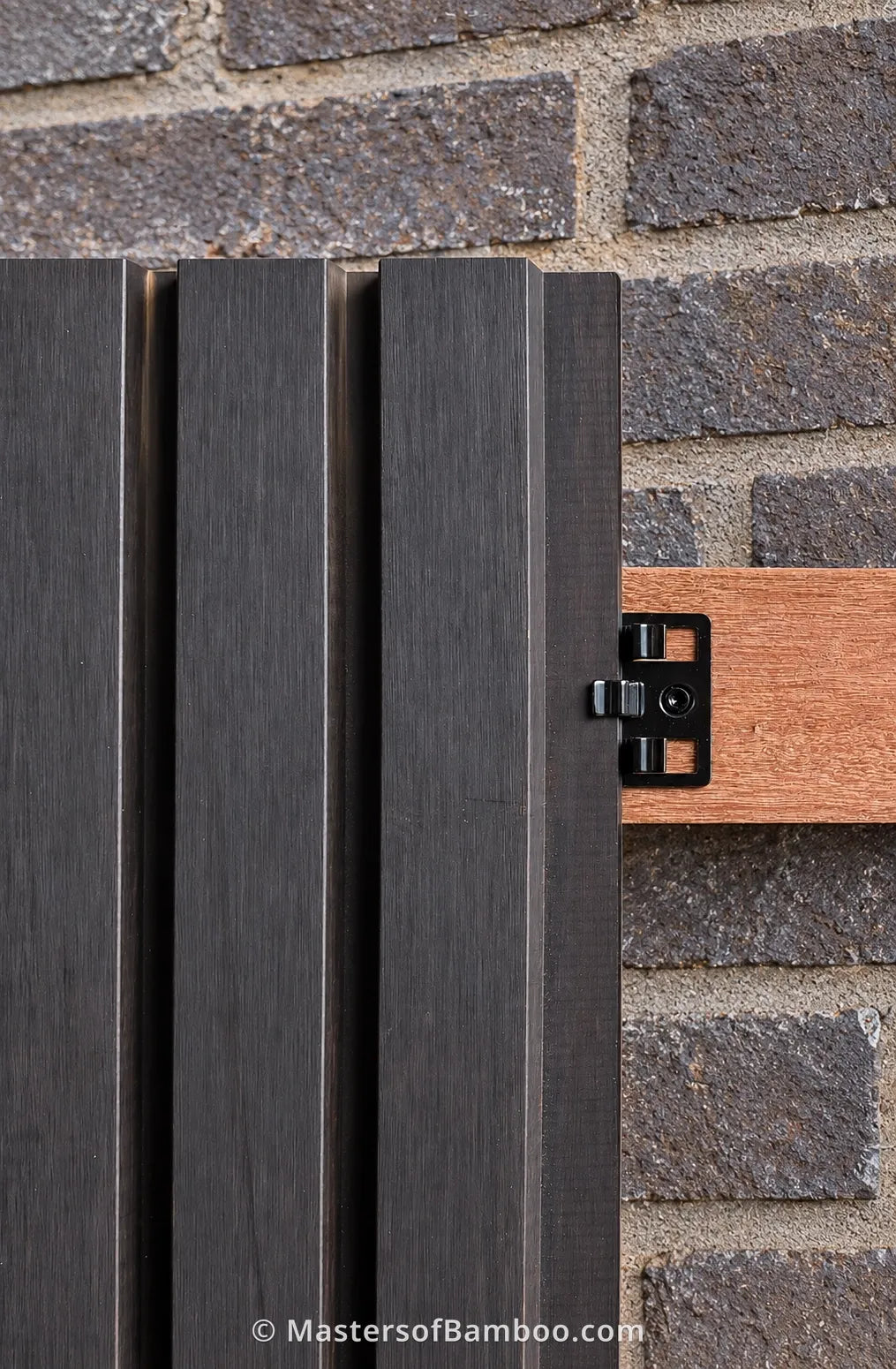 Bamboe gevelbekleding Thermo Triple op muur