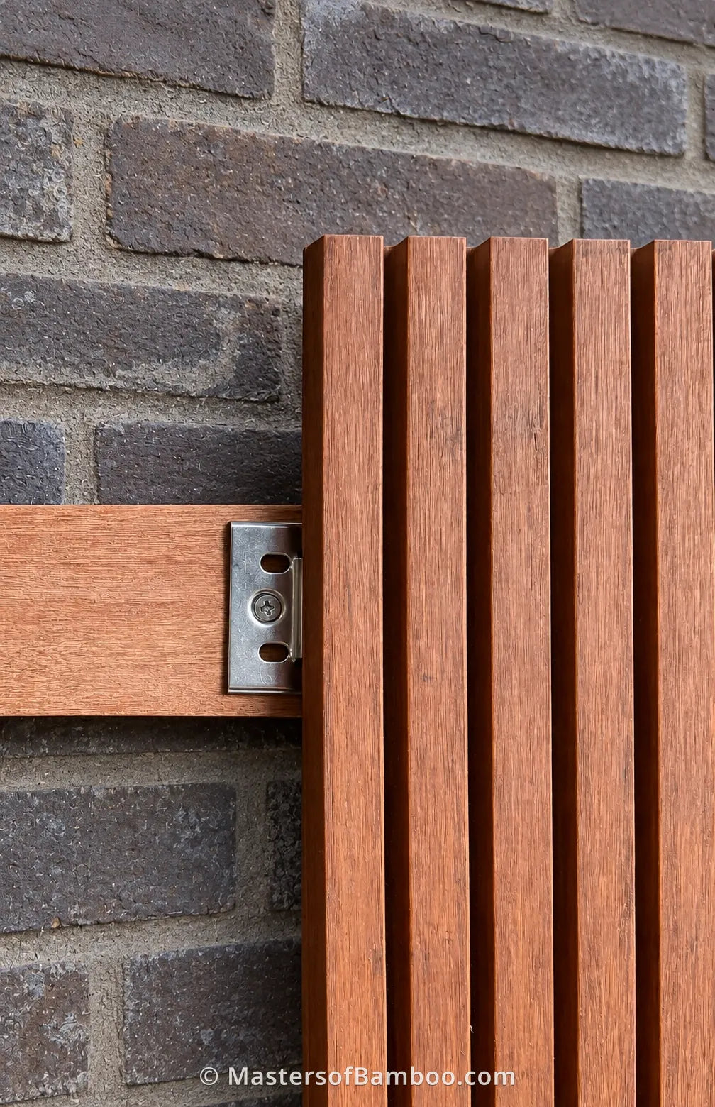 Bamboe gevelplank Nano Six op muur gemonteerd