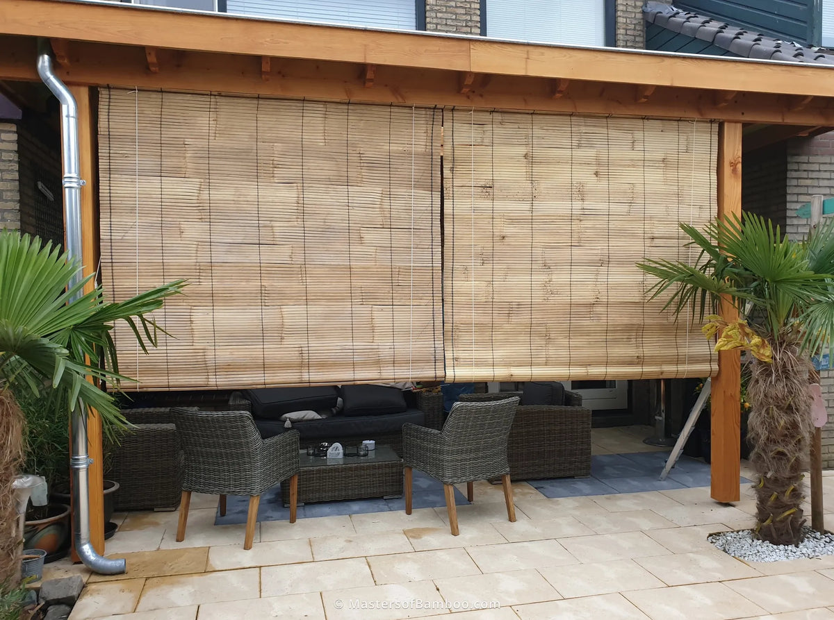 Bamboe rolgordijn buiten in overkapping