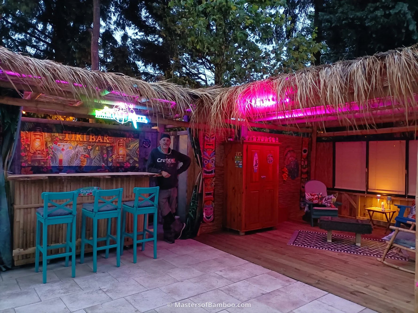 Tropische bar met strodak