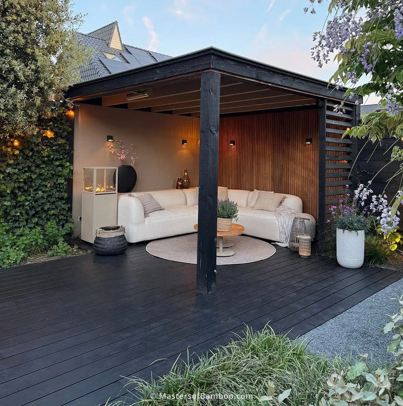 Donker bamboe terras met overkapping
