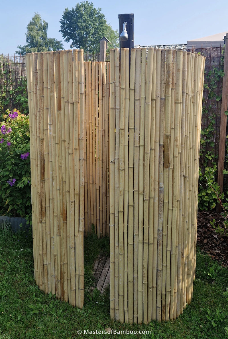 Bamboemat gebogen rond buitendouche