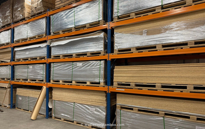 Magazijn met grote voorraad massieve bamboe platen