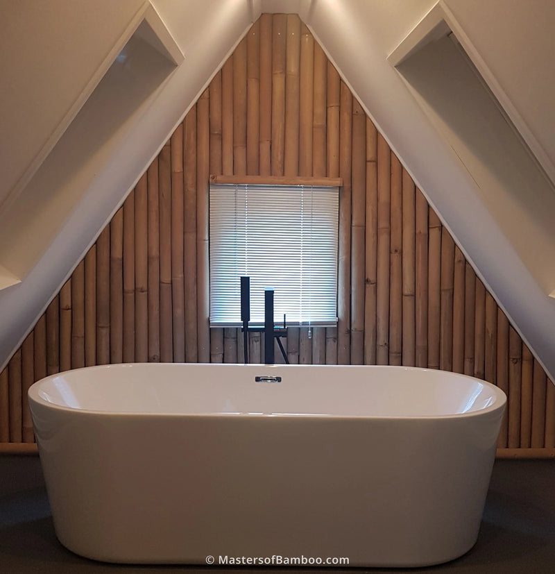 gehalveerde bamboepalen tegen muur in badkamer