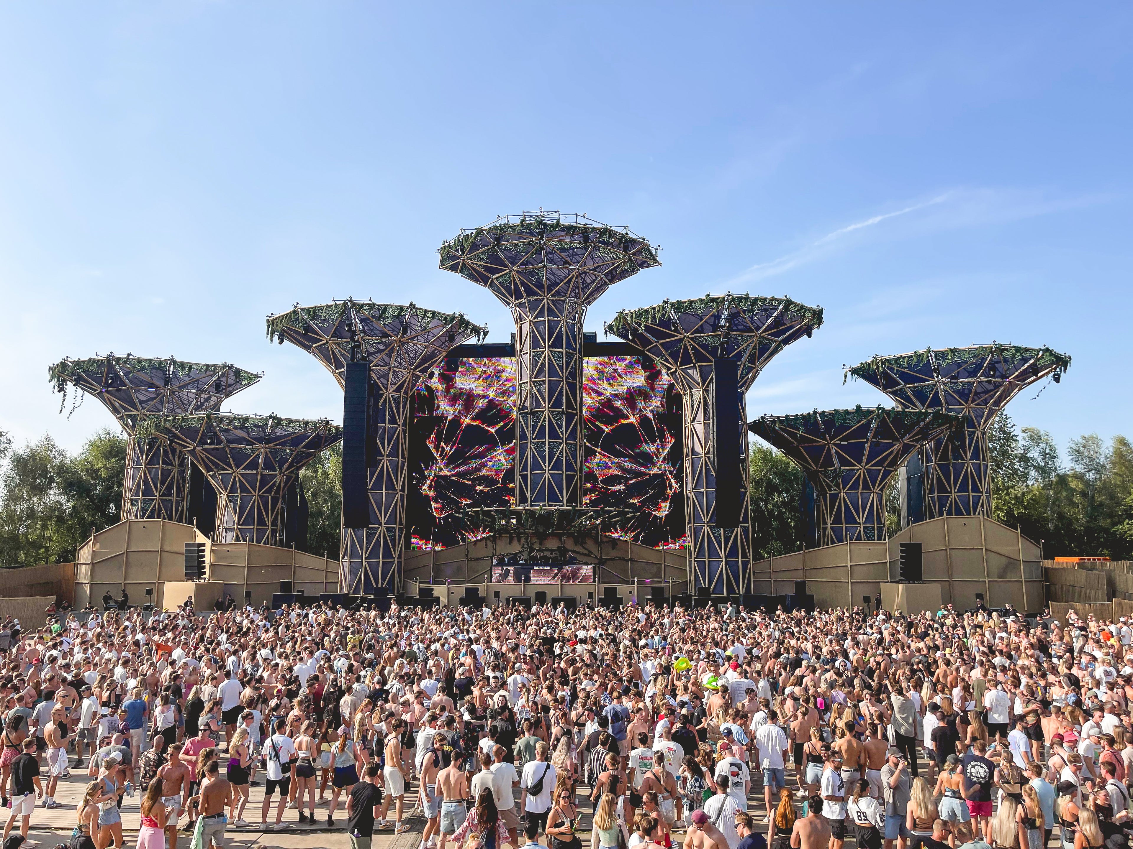 Mysteryland stage van bamboepalen als duurzaam festivaldecor
