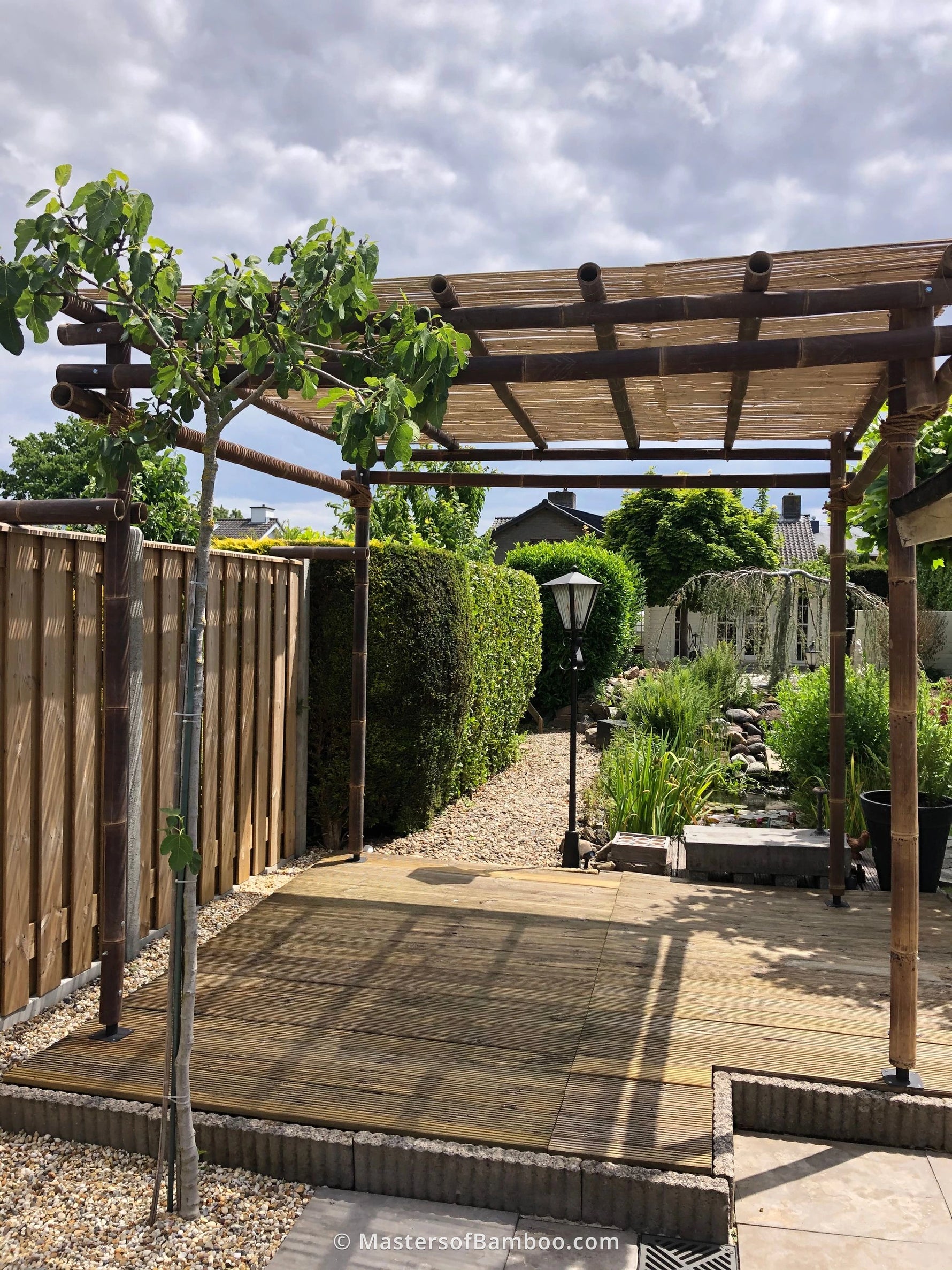 zonnig terras met zwarte pergola