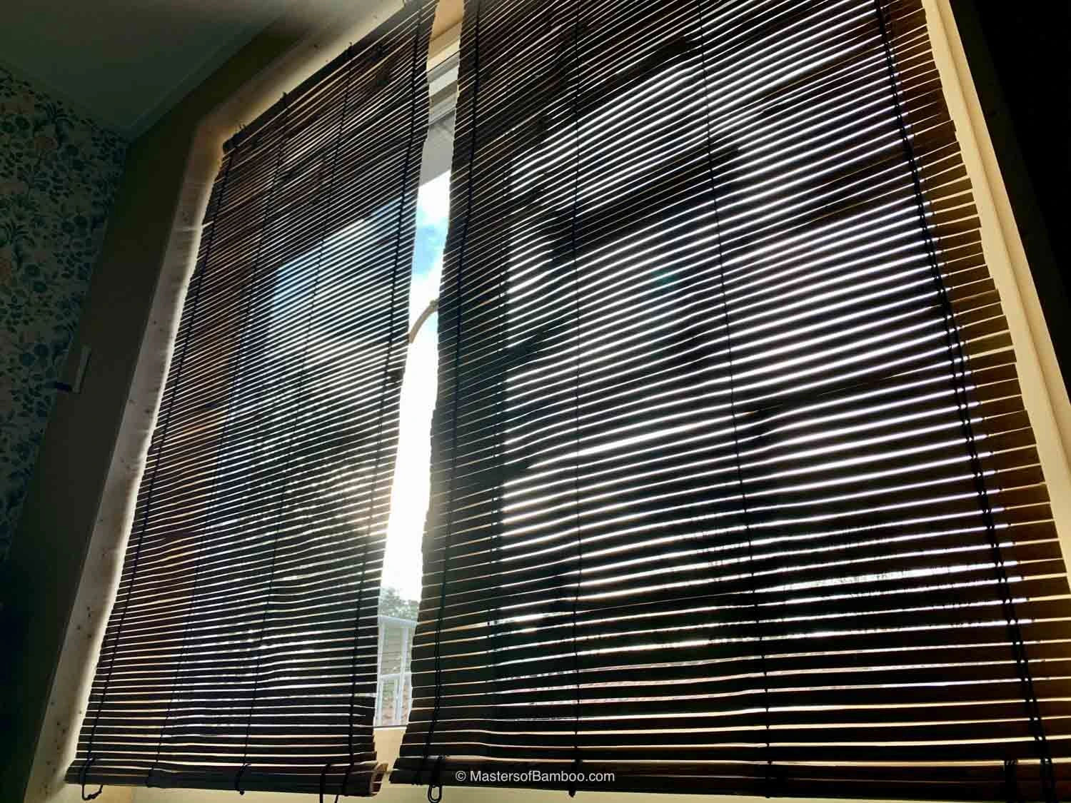 Zonwering van zwarte bamboe latten
