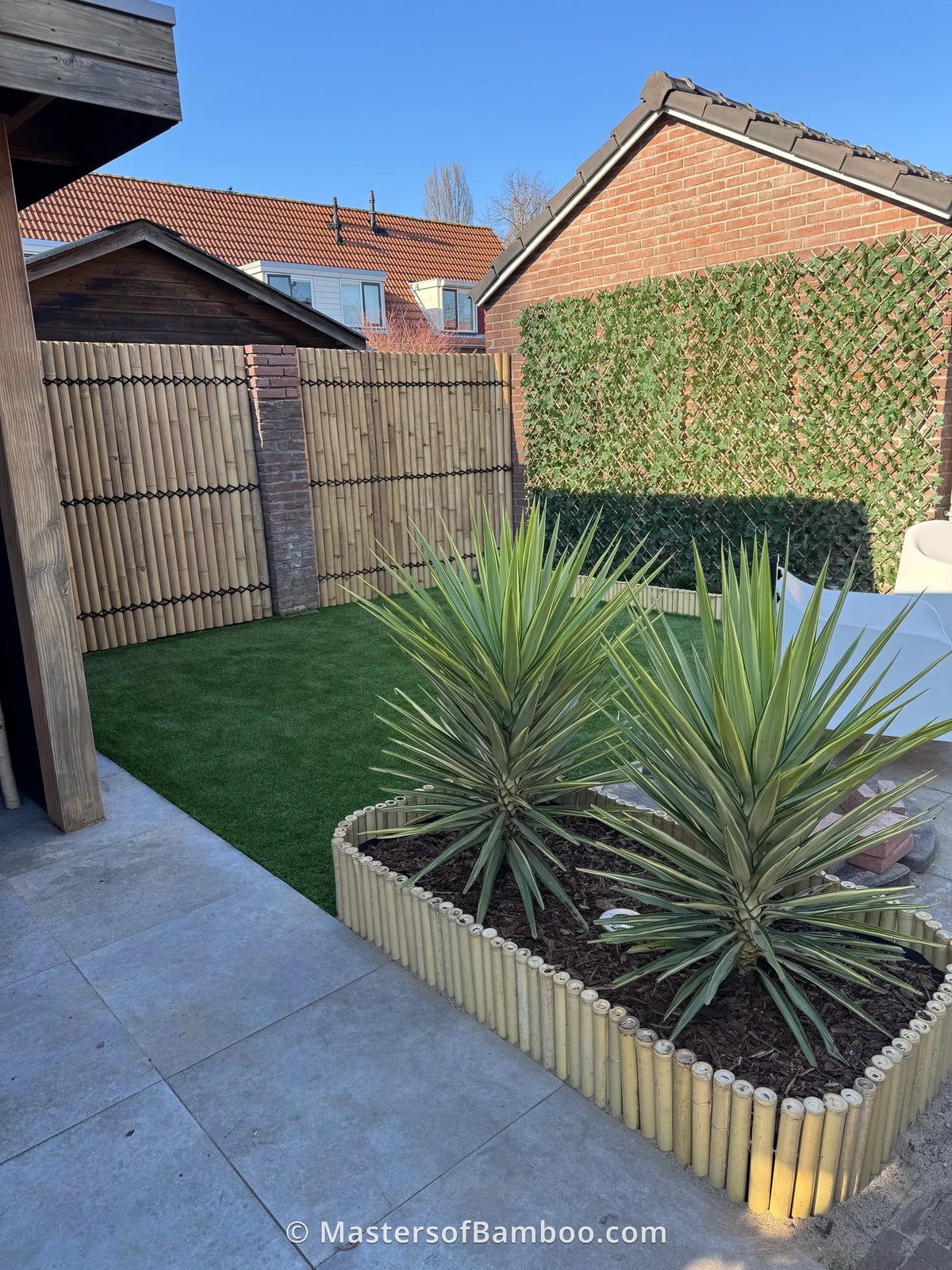 plantenperk met bamboe border