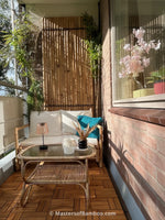 tropische sfeer op balkon met bamboe lattenscherm