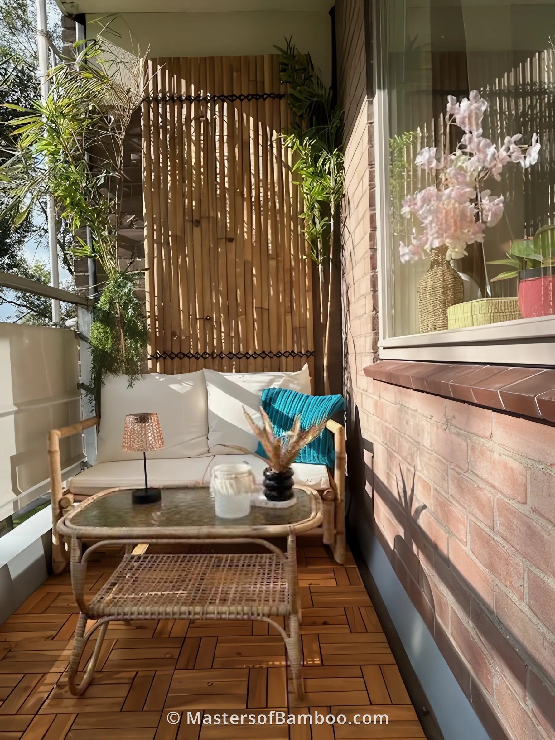 tropische sfeer op balkon met bamboe lattenscherm