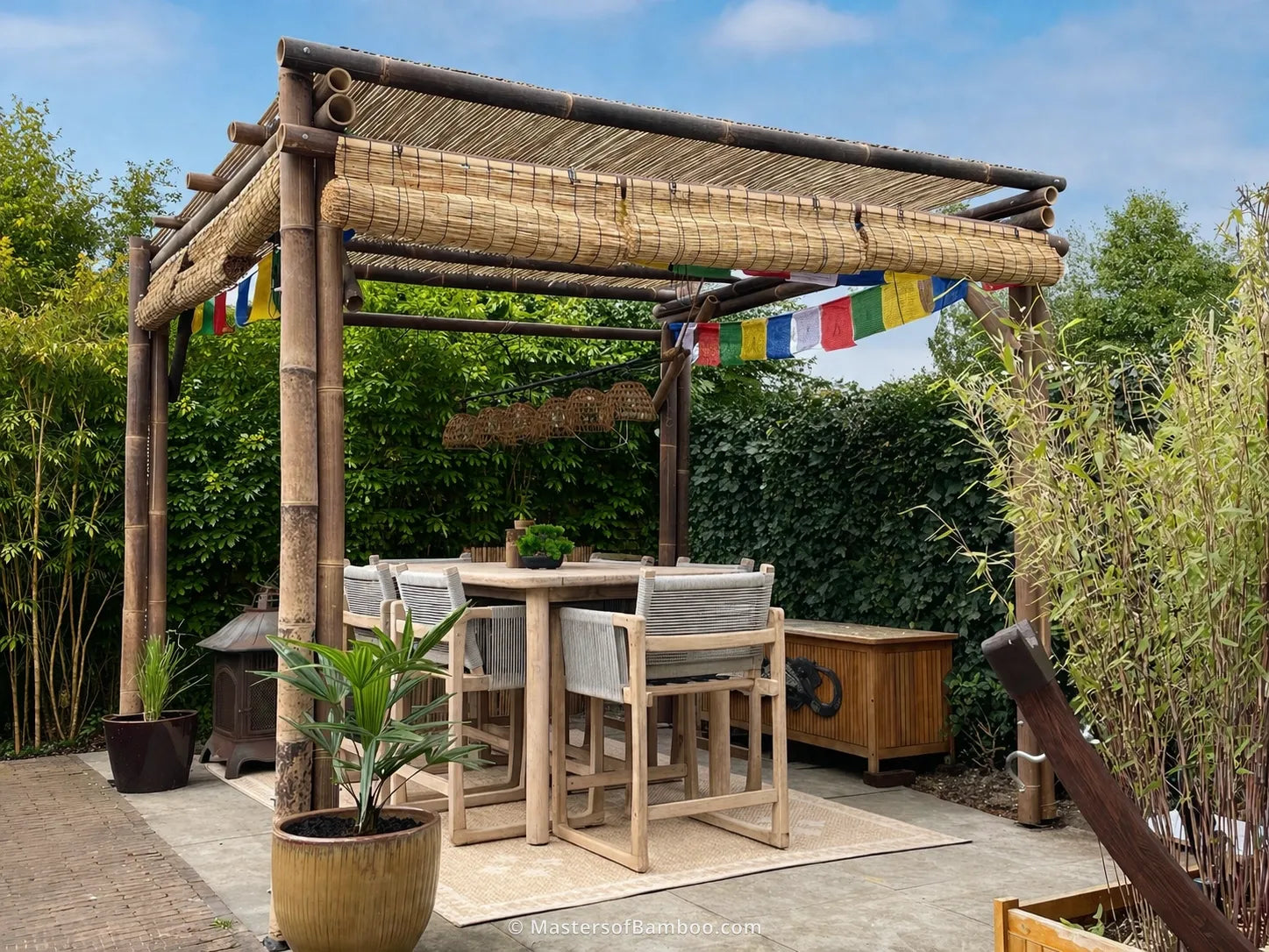 bamboe pergola met dak en gordijnen