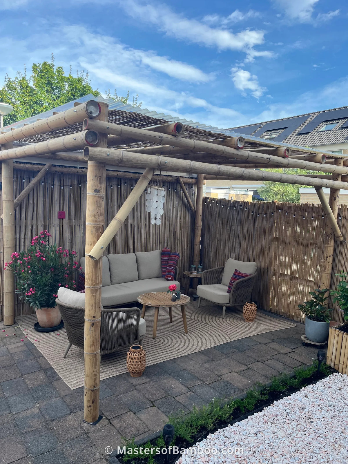 bamboe pergola met dak en paalhouder