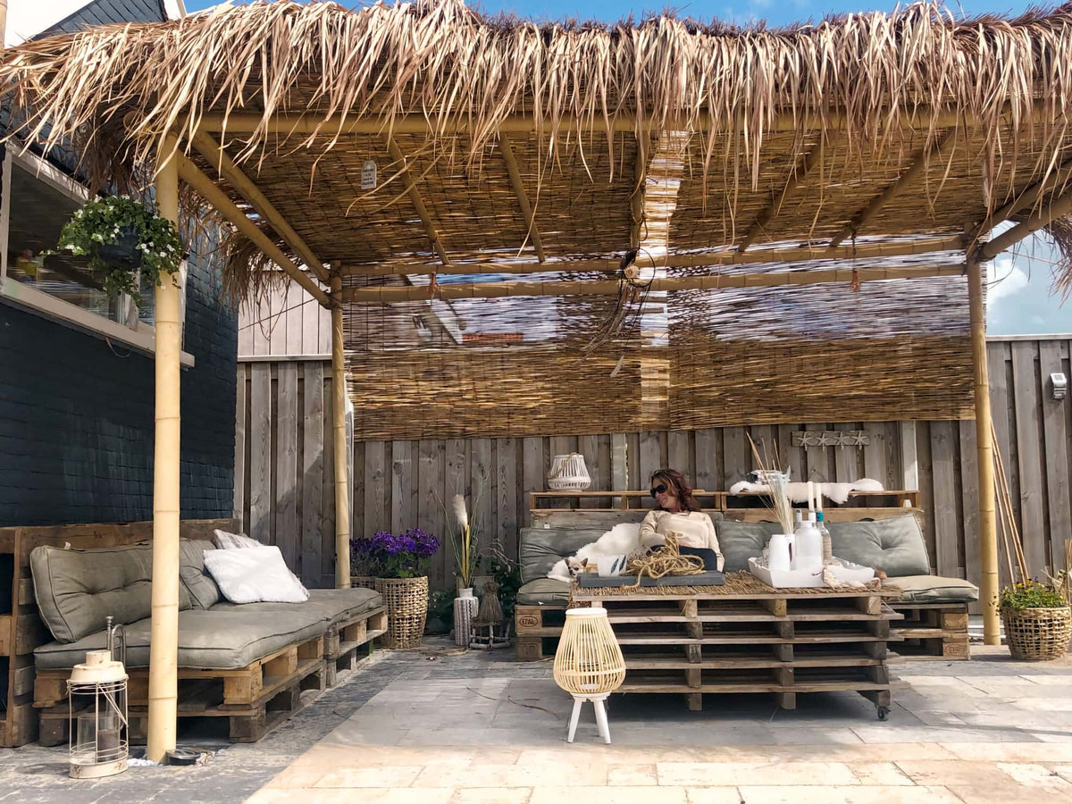 Bamboe pergola met tropisch dak