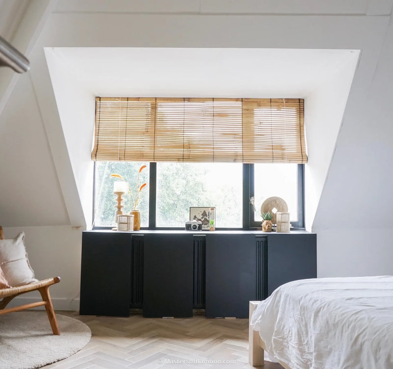 bamboe rolgordijn naturel in slaapkamer