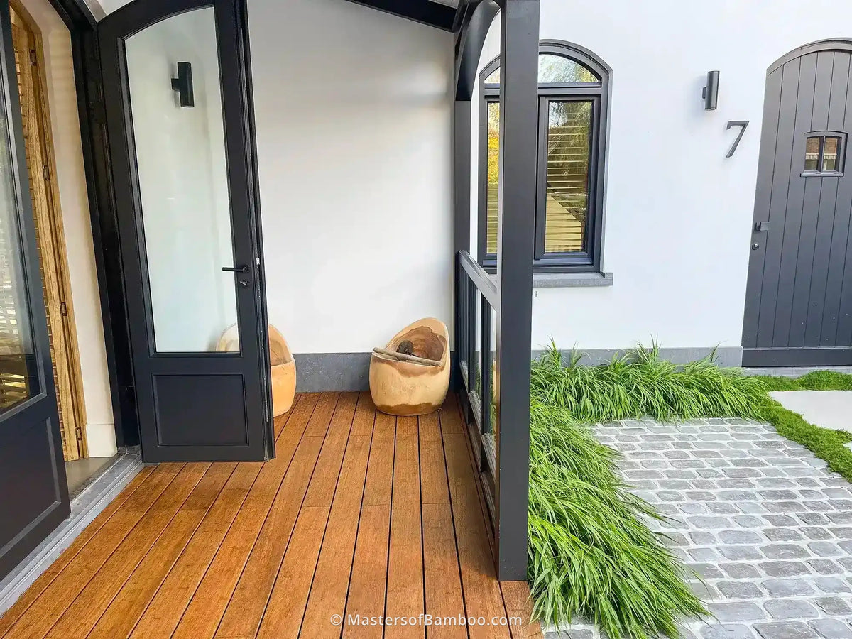 Bamboe terras onder veranda