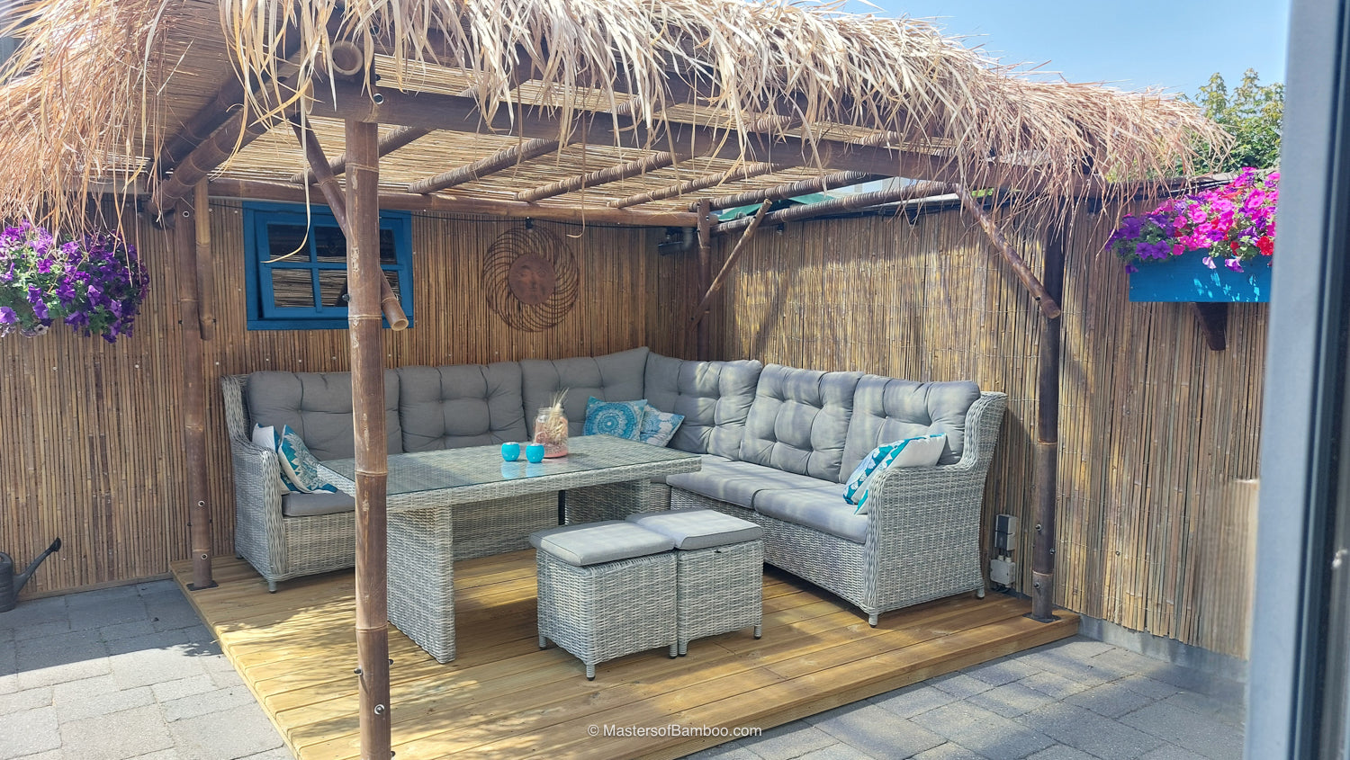 bamboe pergola met dak en gespleten bamboe