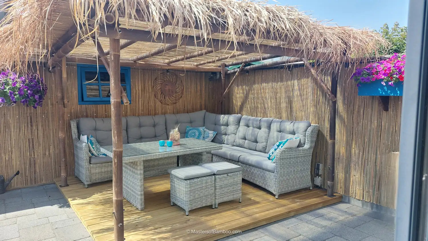 bamboe pergola met dak en gespleten bamboe