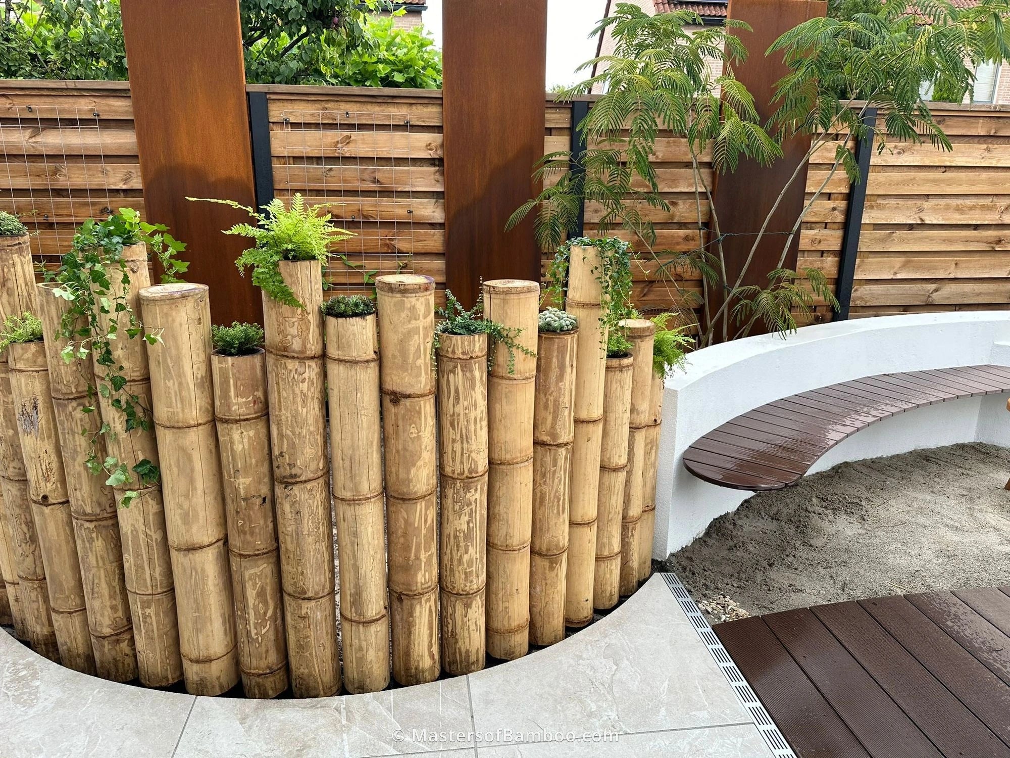 bamboepalen in de grond in tuin