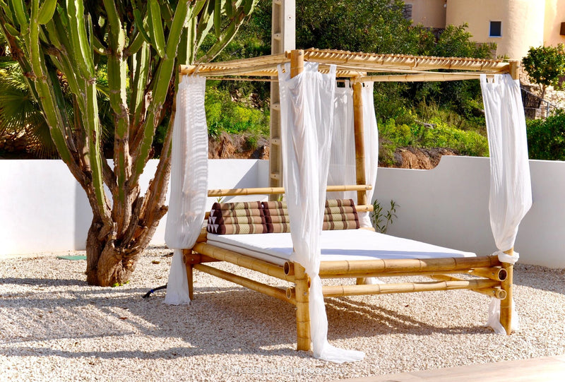 buitenbed-gemaakt-van-bamboepalen