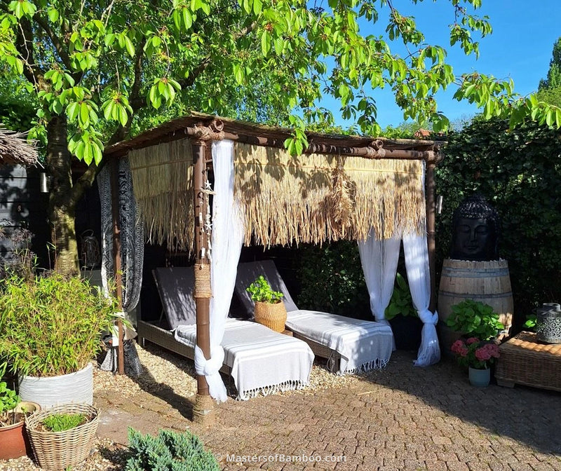 donkere bamboe pergola met witte doeken
