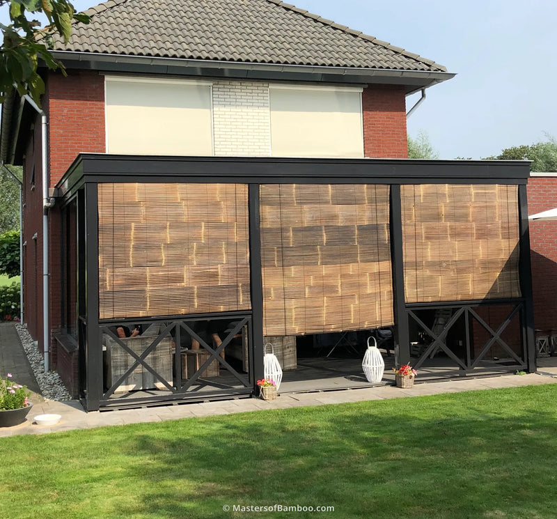 donkere bamboe rolgordijnen in overkapping