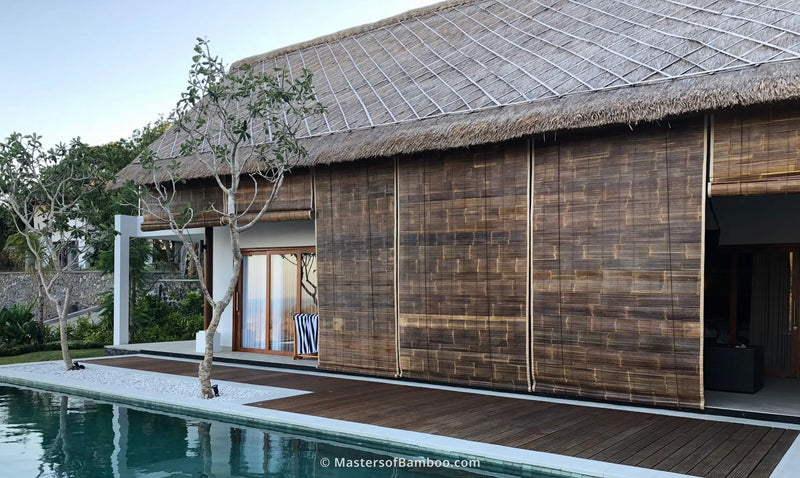 donkere bamboe rolgordijnen buiten in tuin