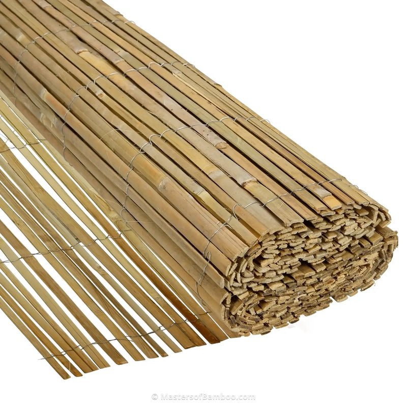 gespleten bamboemat deels uitgerold